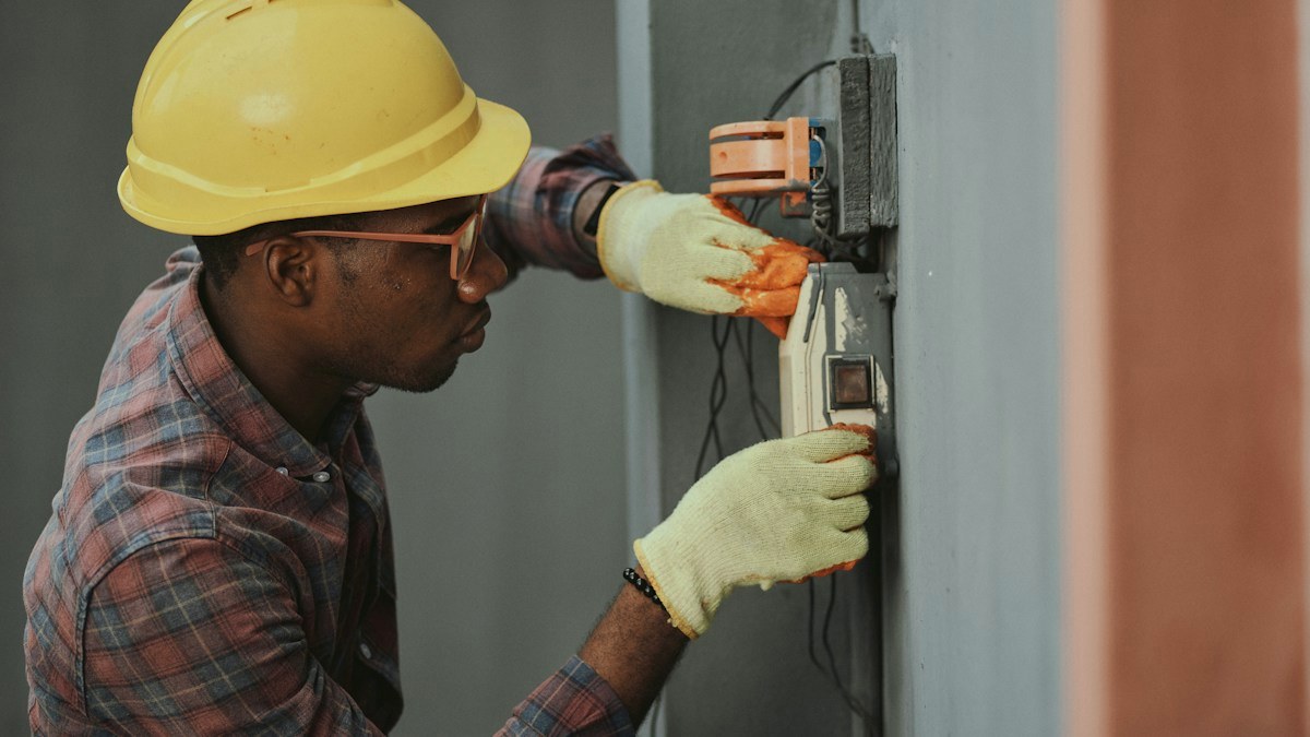 Como Evitar que Tempestades Queimem Aparelhos Eletrônicos com DPS em Apartamentos de SP: Regras e Cuidados