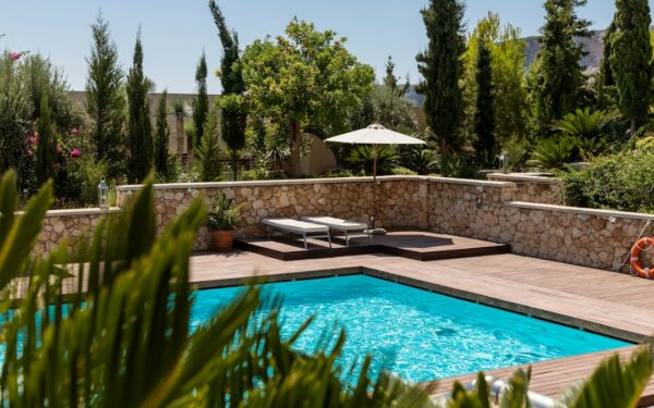 Microcimento em Áreas Externas e Borda de Piscina: É Realmente Antiderrapante e Resistente ao Sol?