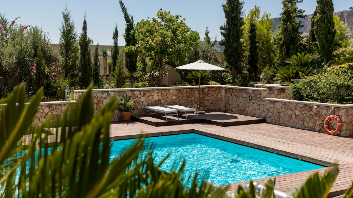 Microcimento em Áreas Externas e Borda de Piscina: É Realmente Antiderrapante e Resistente ao Sol?